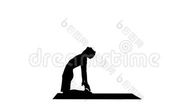 剪影运动型年轻男子锻炼，瑜伽，普拉提或<strong>健身训练</strong>，站在体位ushtrasana，Ustrasana或